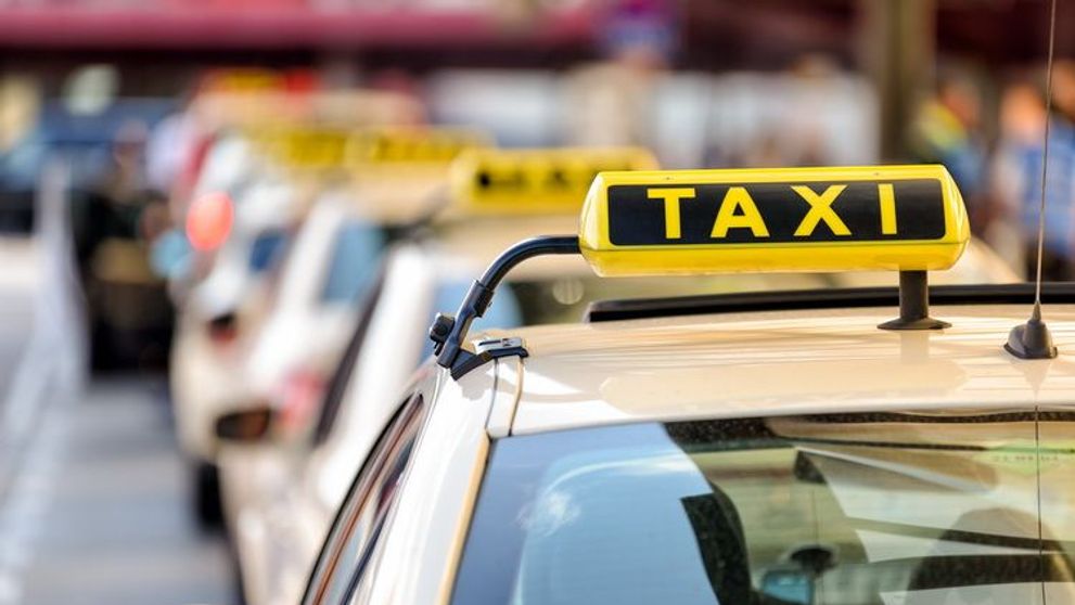 Persoanele cu dizabilitati din Cluj, transportate gratuit cu un TAXI special. Tinerii care au pus bazele proiectului