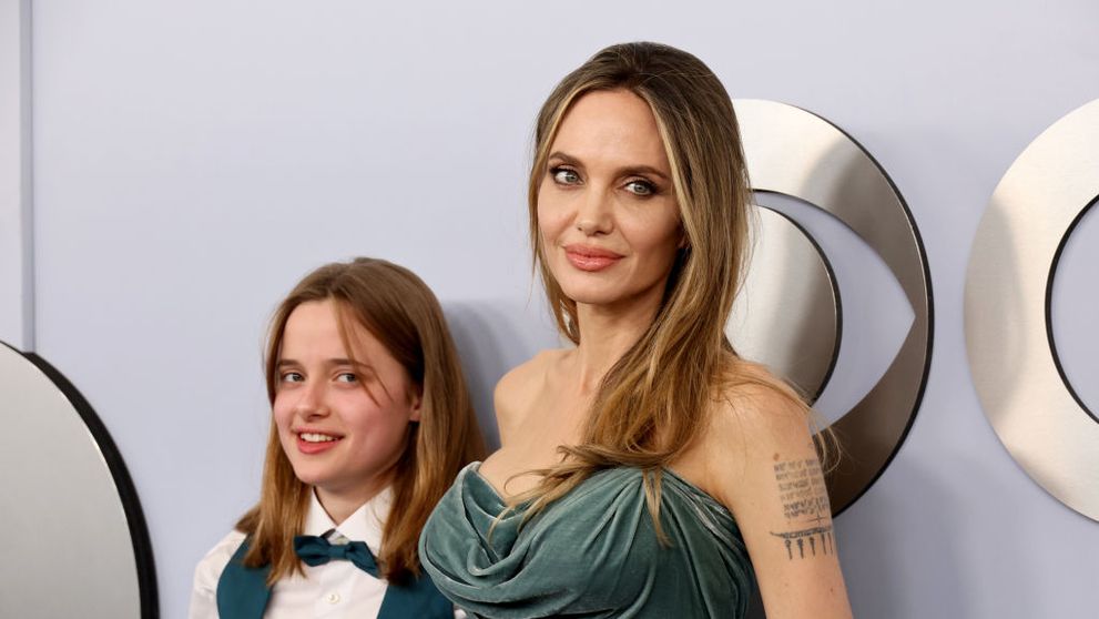 Angelina Jolie, apariție fermecătoare pe covorul roșu, alături de fiica Vivienne. Îmbrăcată într-o rochie cu decolteu, actrița a lăsat la vedere noul tatuaj