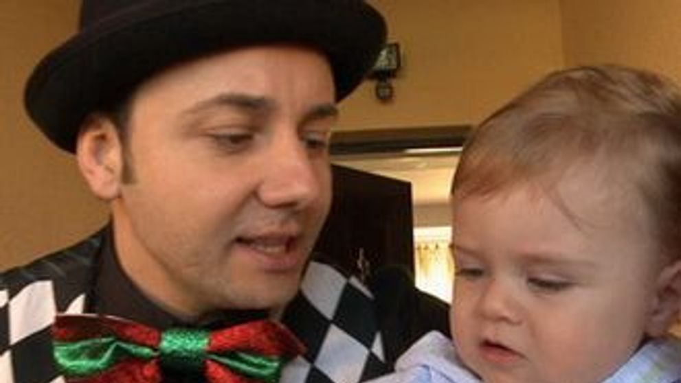 Catalin Maruta s-a costumat in clovn pentru a-i spune “La multi ani” lui Petrus Roman FOTO!