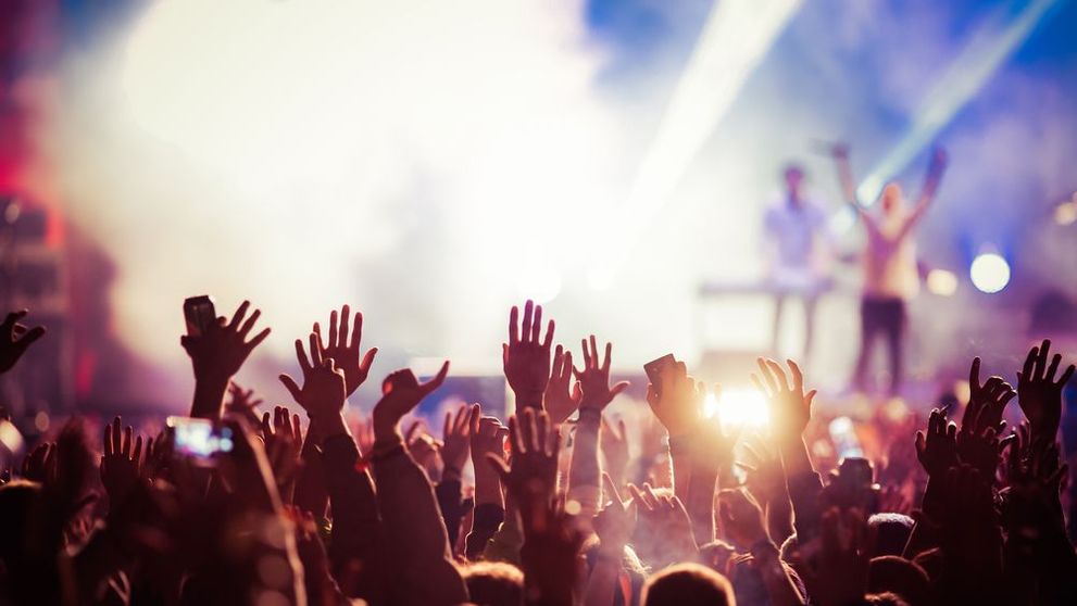 O fată a reușit să-și găsească prietena dispărută cu ajutorul oamenilor din public, la un concert Sam Fender