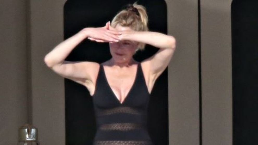 La 60 de ani face senzatie in costum de baie. Melanie Griffith surprinde din nou cu silueta sa