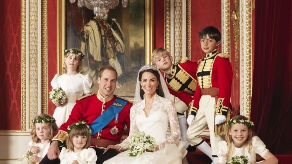 Primele imagini cu bebelusul regal. Ducesa Catherine si noul mostenitor au fost externati din spital. Alaturi de ei a fost printul William