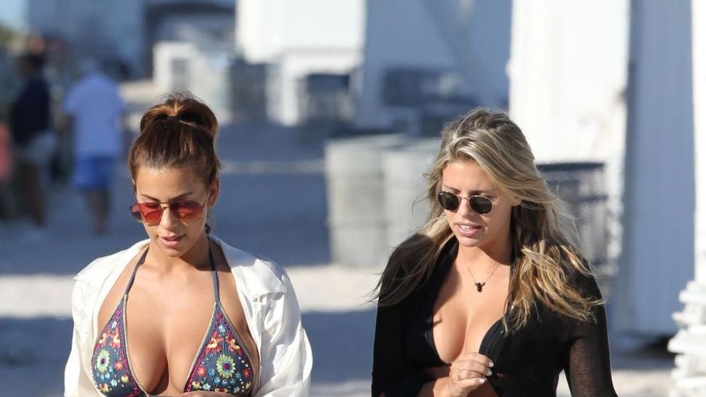 Nu e model, dar castiga bani pozand in costum de baie. Cine e si cum arata tanara care probeaza zilnic bikini noi