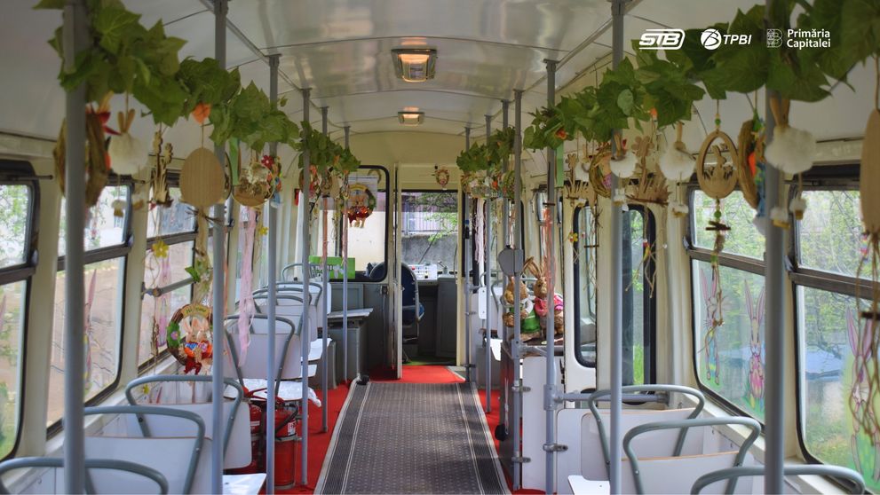 PAȘTE 2026: Cum circulă „Tramvaiul Iepurașului” din București. Copiii, însoțiți de părinți sau bunici, primesc cadouri