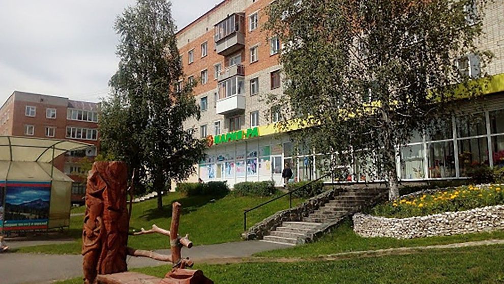 Un angajat dintr-un supermarket din Rusia a distrus raftul cu băuturi după ce a aflat că este concediat FOTO