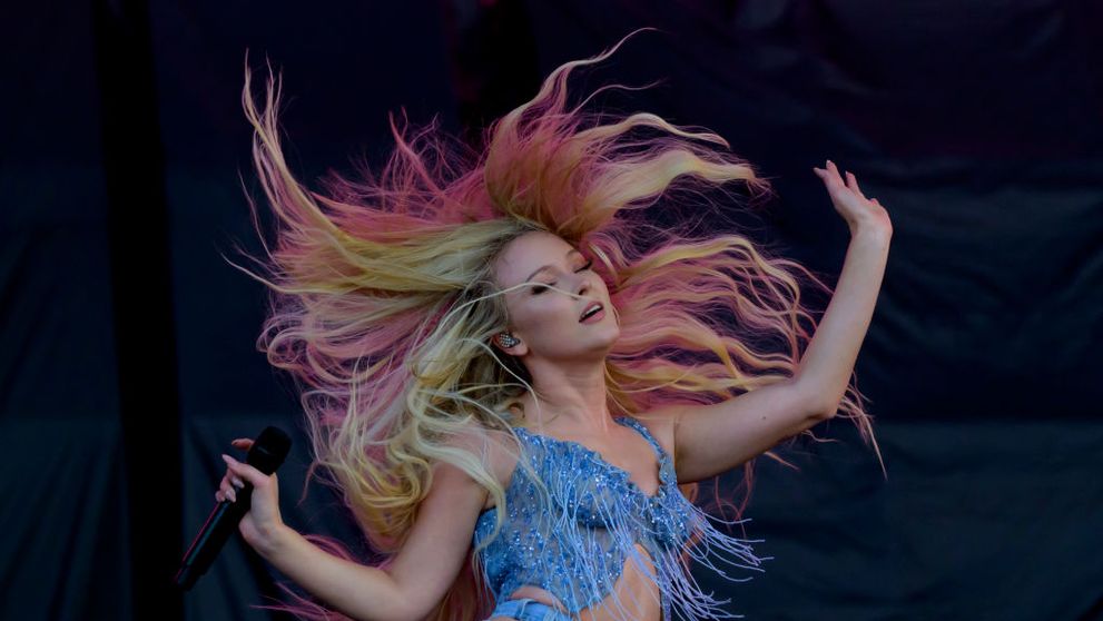Zara Larsson, fenomenul pop global ale cărei dansuri au cucerit internetul și au devenit virale în toată lumea, vine la UNTOLD 2026