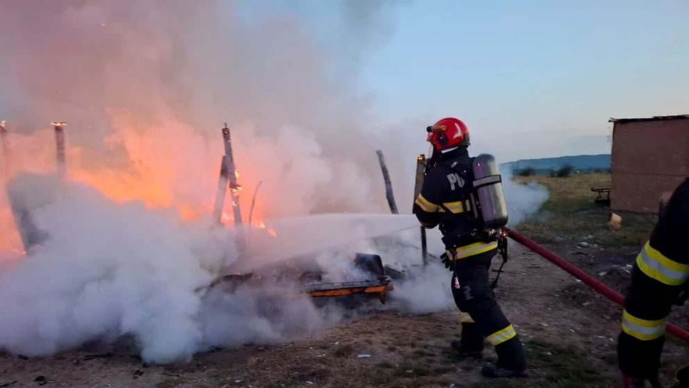 Un bebeluș de doar 8 luni a murit, după ce locuința a fost cuprinsă de flăcări. Incredibil ce au făcut părinții lui, în loc să îl salveze. De la ce a pornit incendiul
