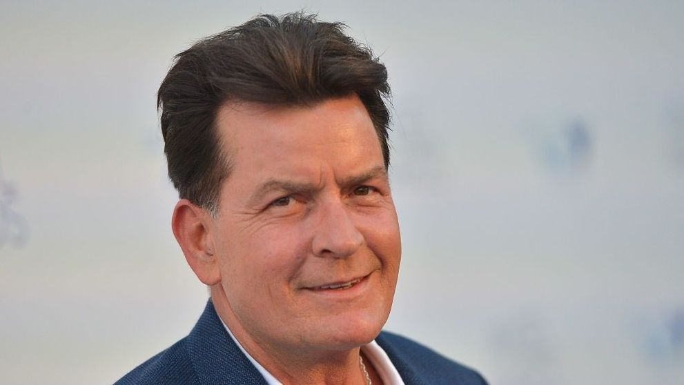 Charlie Sheen, recompensat de Alcoolicii Anonimi pentru cele 12 luni în care nu a pus gura pe băutură