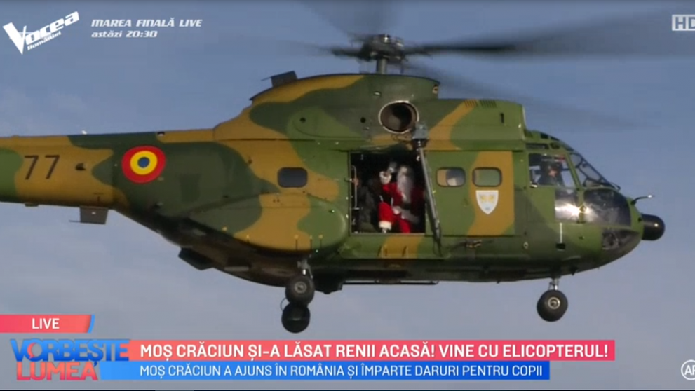 VIDEO Moș Crăciun și-a lăsat renii acasă! Vine cu elicopterul!