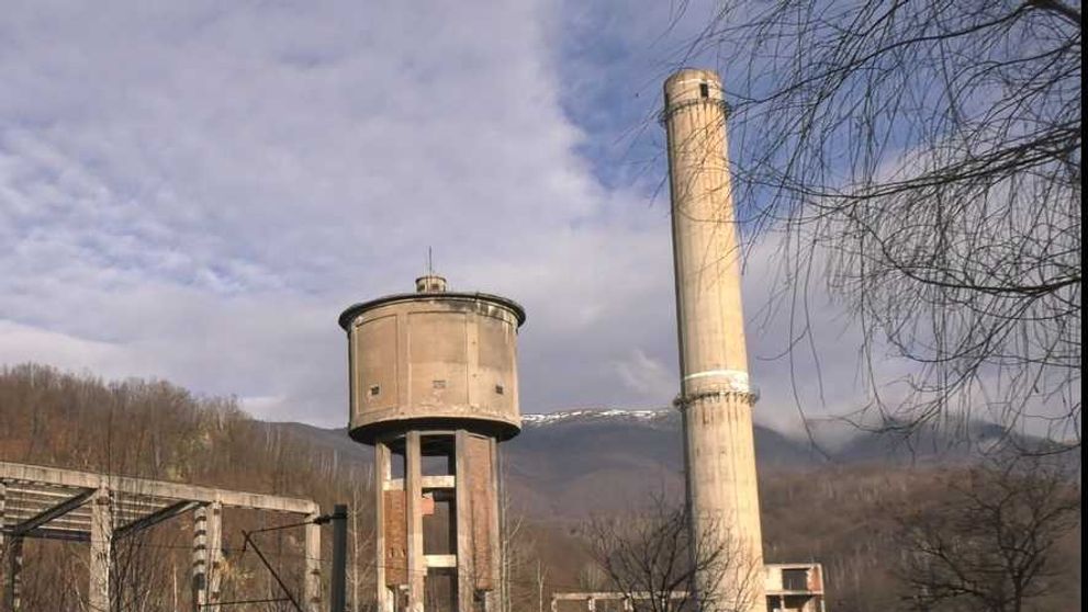 Ce s-a descoperit în clădirea din Lupeni, acolo unde două tinere s-au sinucis. Administratorul face declarații neașteptate: „Se vede pe pereți”