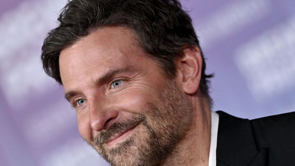 Bradley Cooper, de nerecunoscut pe străzile din New York. Ținuta lui retro a făcut senzație