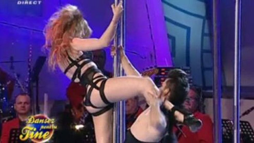 Corina Bud - dans senzual la bara, pe tocuri de 15 cm! Vezi AICI