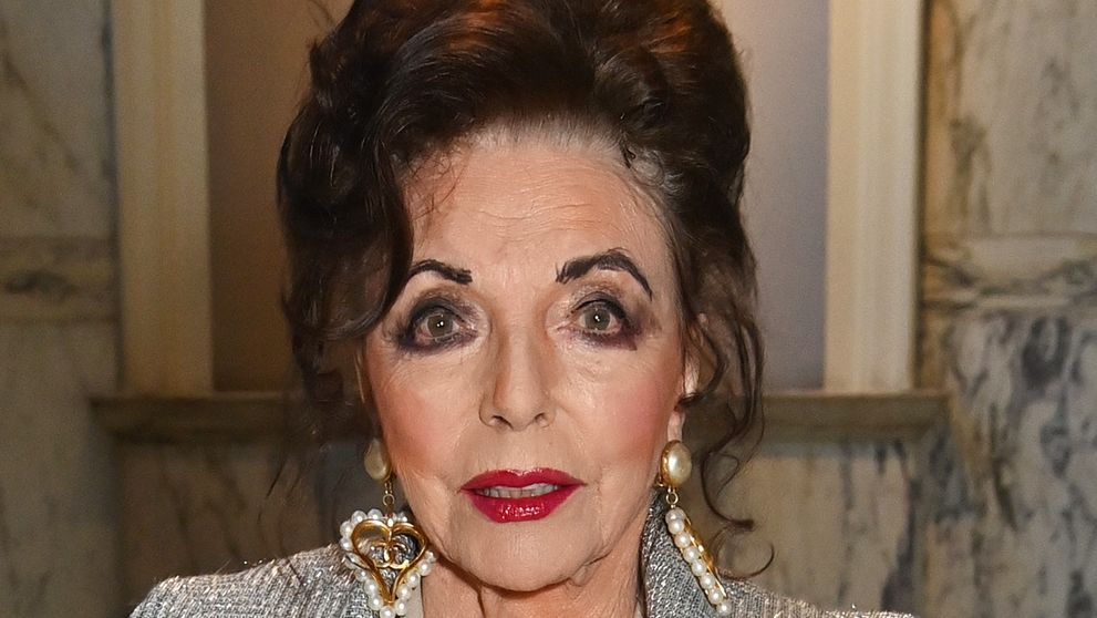 Arată fenomenal la 91 de ani, dar cel care a machiat-o ar trebui concediat! Joan Collins, machiaj neglijent la cea mai recentă apariție