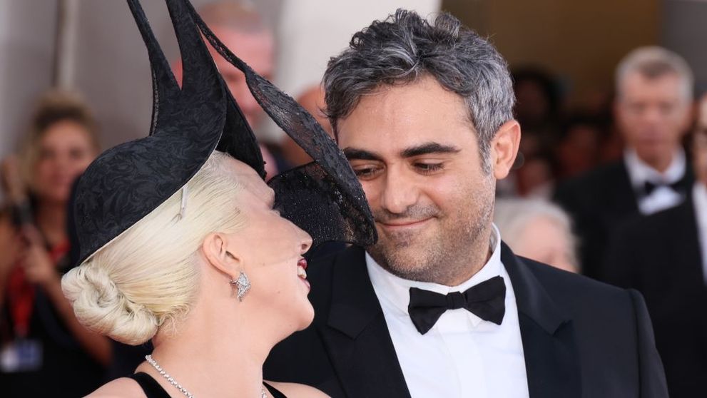El este alesul! Lady Gaga, imagine cât o mie de cuvinte, alături de logodnicul Michael Polansky! Mângâieri, priviri languroase și o apariție memorabilă pe covorul roșu de la Veneția