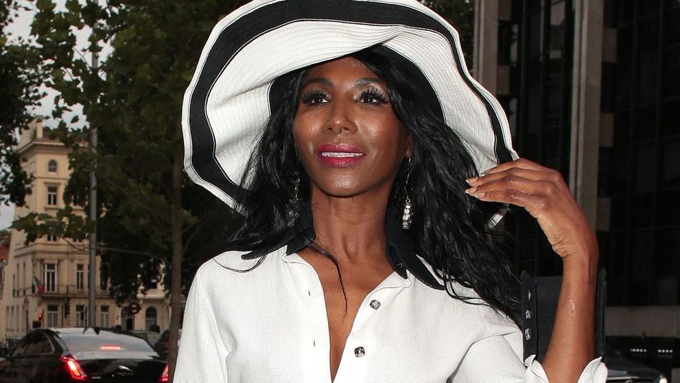 Sinitta, mulatra care s-a iubit cu Brad Pitt în anii ’80, a pozat nud la 56 de ani. Ce a sărbătorit
