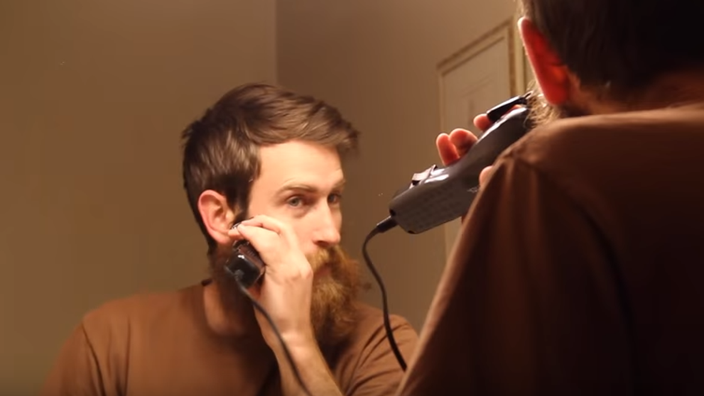 Nu s-a mai barbierit de ani de zile. Reactia mamei cand intra in casa si ii vede noul look - WOW