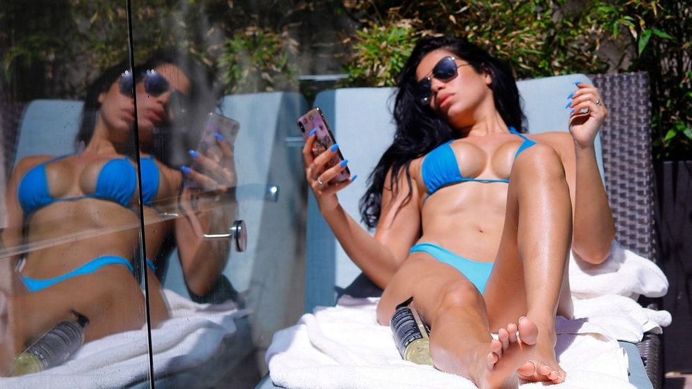 A renunțat la inhibiții pentru selfie-ul perfecte. Ipostazele incendiare în care a fost surprinsă vedeta la piscină