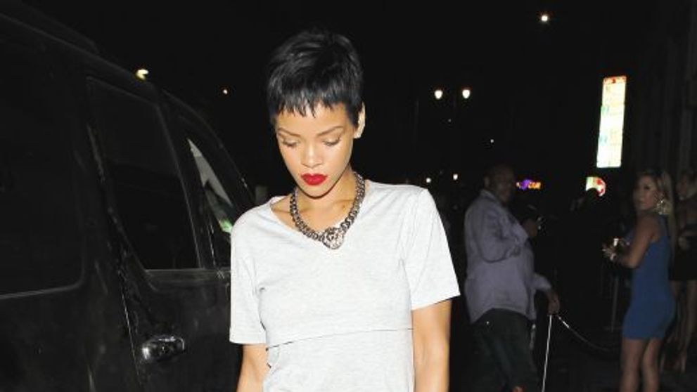 Rihanna si-a aratat posteriorul intr-o rochie mini. Vezi cum a mers imbracata in club
