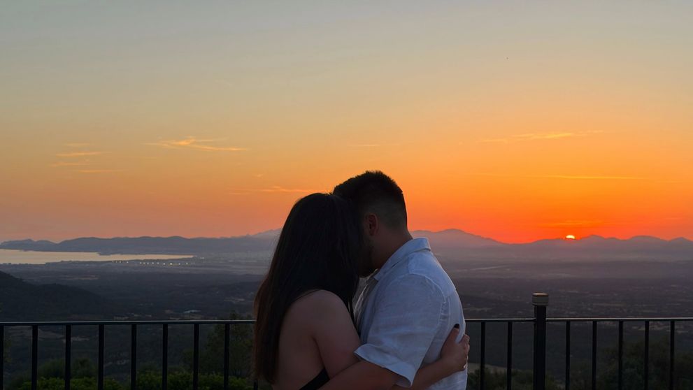 Influencerul viral pe TikTok, Sabin Streza, și-a cerut iubita în căsătorie într-un peisaj de poveste, la apus, în Spania
