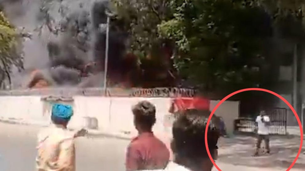 Noi imagini cu momentul în care singurul supraviețuitor al tragediei aviatice din India apare vorbind la telefon, cu doar câteva clipe înainte ca epava să fie cuprinsă de flăcări VIDEO