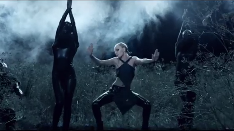 Alexandra Stan si-a aratat si partea 