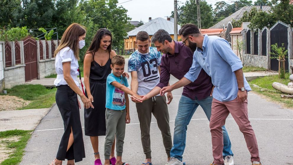 Miercuri aflăm povestea unor frați care au pierdut prea multe până acum. „Fratele meu este și mamă și tată