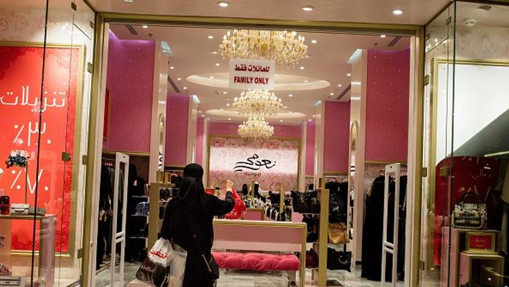 Femeile din Arabia Saudita nu au voie sa defileze. Ce folosesc designerii de moda in schimb