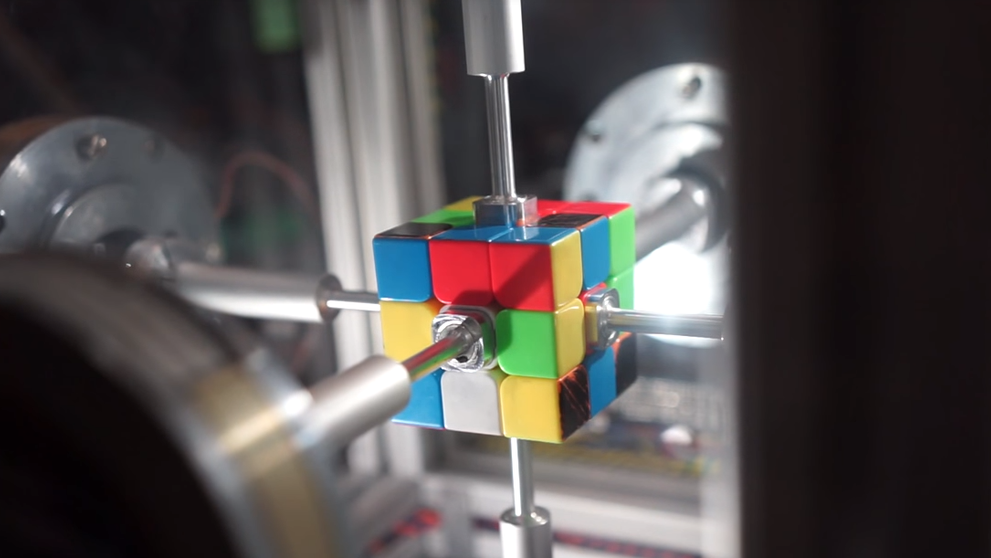 Ce se intampla cand pui un robot sa rezolve cubul Rubik! VIDEO