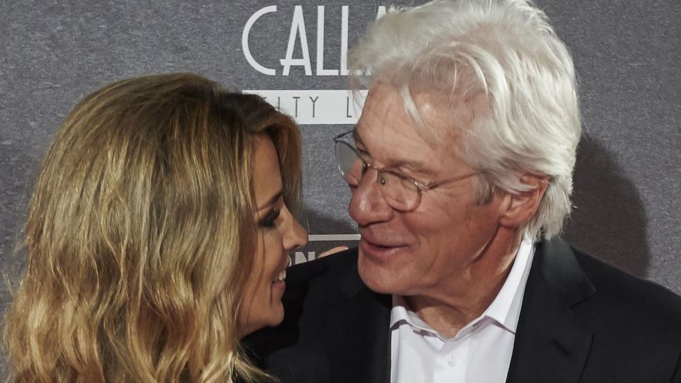 Richard Gere e unul dintre cei mai populari actori, dar putini stiu cum arata iubita lui. Cum au fost surprinsi cei doi