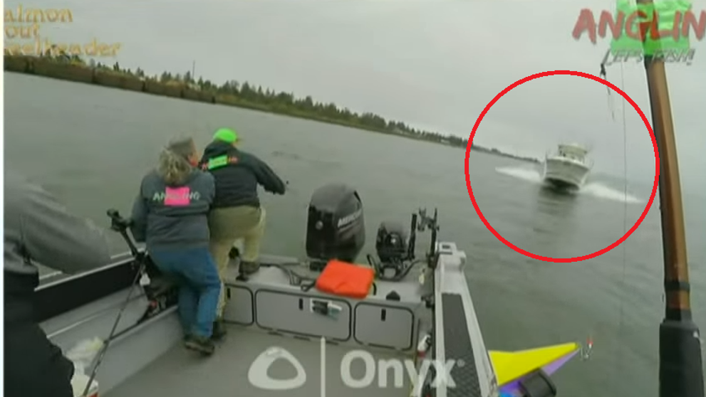 O barca cu 3 pescari este pulverizata de o salupa care intra cu viteza maxima in ei. Imagini socante! VIDEO
