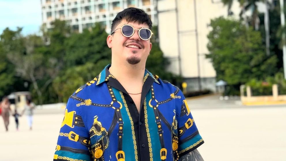 Bogdan de la Ploiești și-a luat fanii prin surprindere când s-a afișat în brațele unei femei, în Egipt: „Noua mea iubită”. Artistul a stârnit un val de reacții, în online