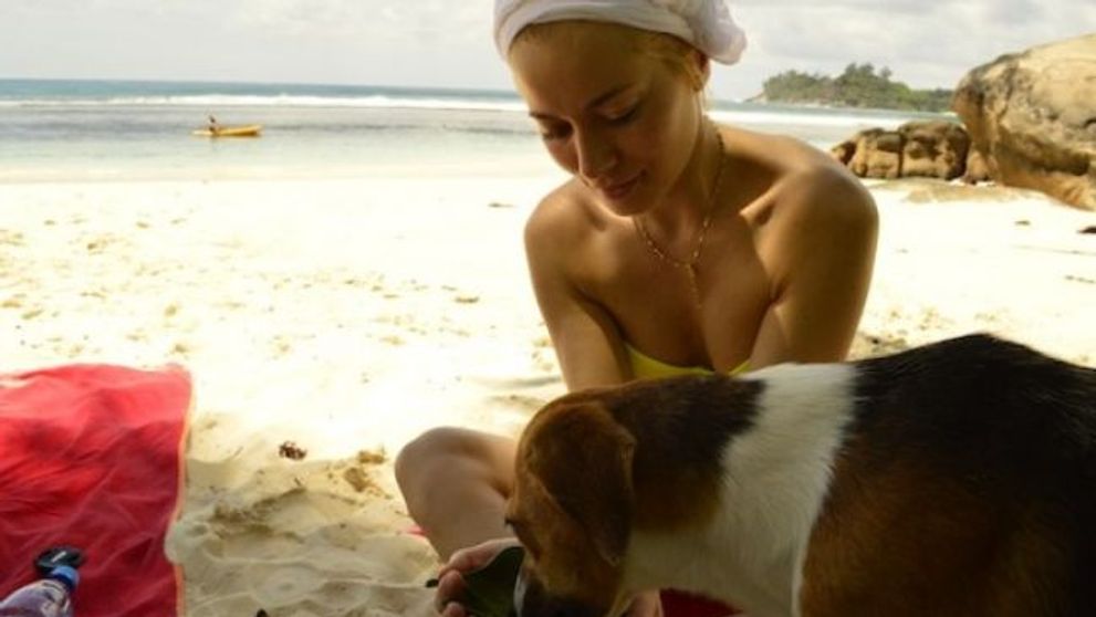 Laura Cosoi, sexy fara sutien pe o plaja exotica. Unde si-a petrecut vacanta frumoasa blonda: