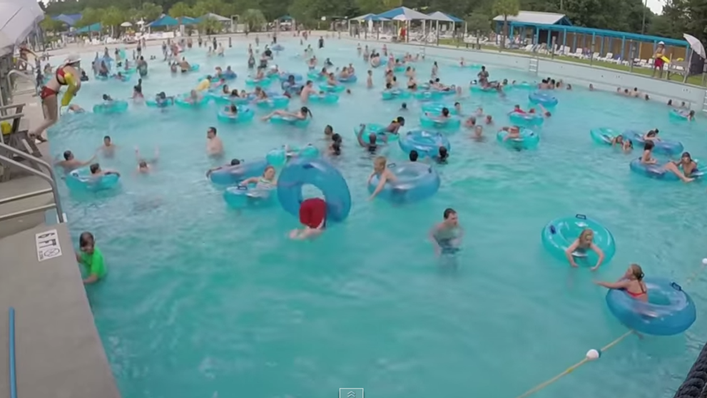 Parea o zi obisnuita la piscina, dar gestul unui salvamar a uimit pe toata lumea. Ce se intampla de fapt