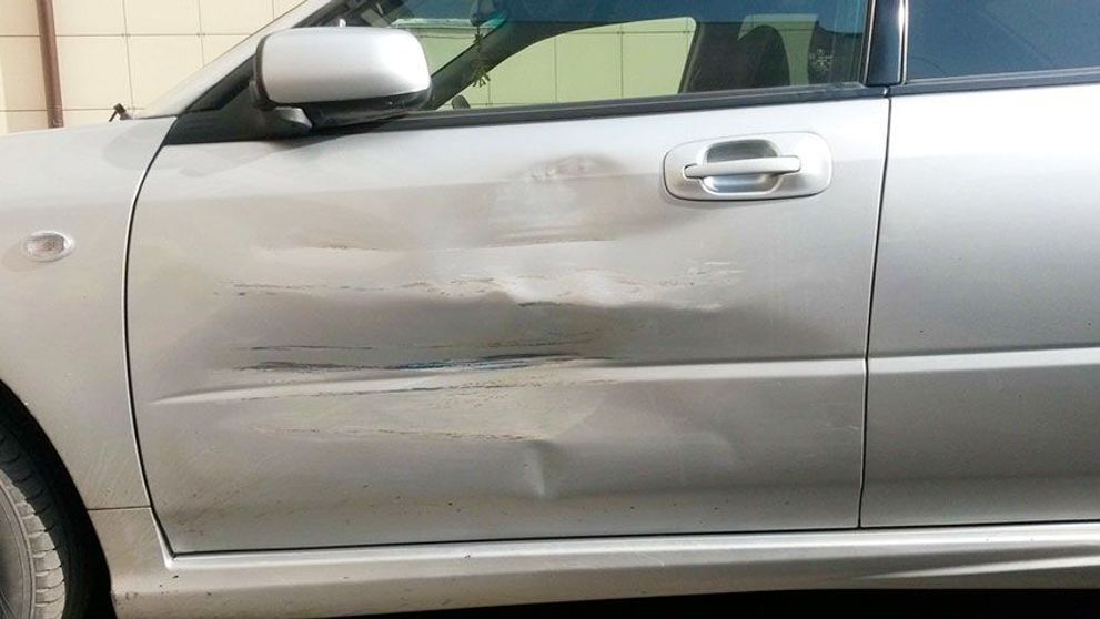 Portiera masinii a fost distrusa in urma unui accident, dar el a reusit sa o transforme complet fara sa o duca la service. 



Ce a facut cu ajutorul simple markere