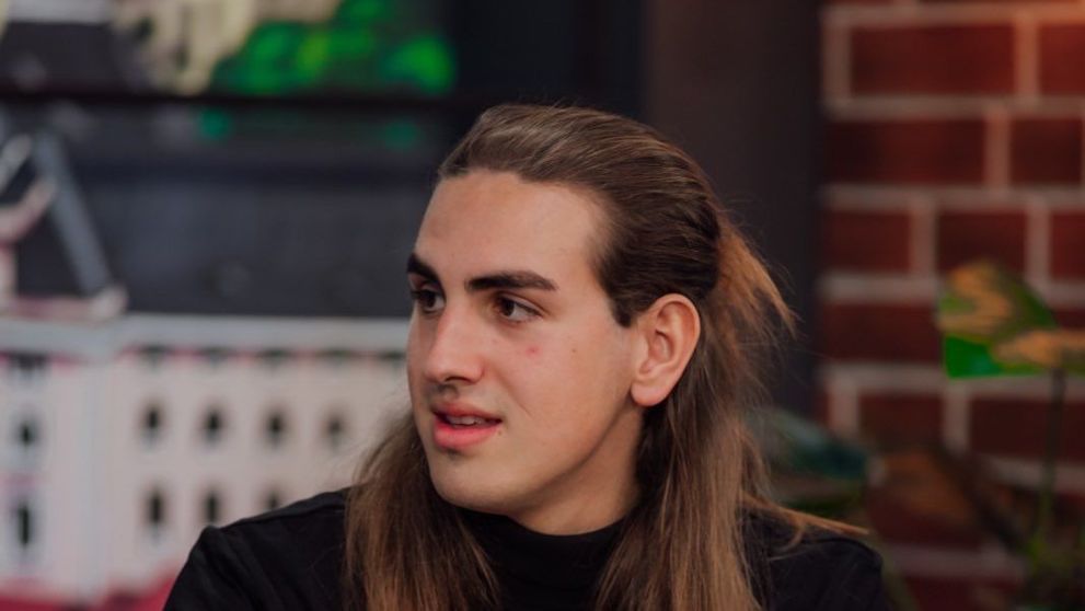 EXCLUSIV Răzvan Danciu și-a vopsit părul în roșu și albastru pentru Marea Unificare Survivor România 2023