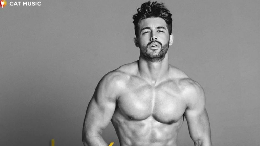 Latino lover-ul Jorge Gonzalez încearcă să ne cucerească vara aceasta și lansează „Leon”