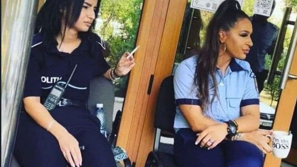 Ce s-a întâmplat cu cele două polițiste fotografiate în timp ce își beau cafeaua