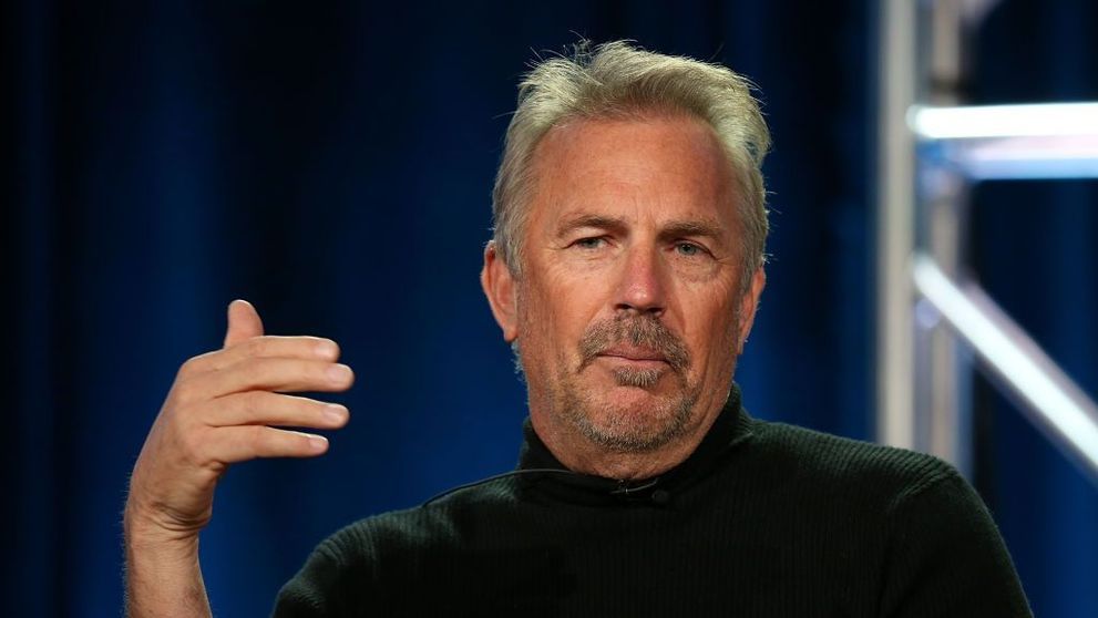Cum arată noua iubită a lui Kevin Costner, mai tânără cu 24 de ani decât el. Asemănarea este izbitoare