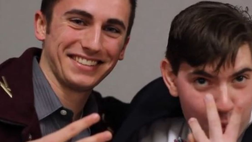 Baiatul din imagine si alti doi colegi ai sai nu visau la o asa surpriza.Ce au facut 3 fete de liceu pentru colegii lor