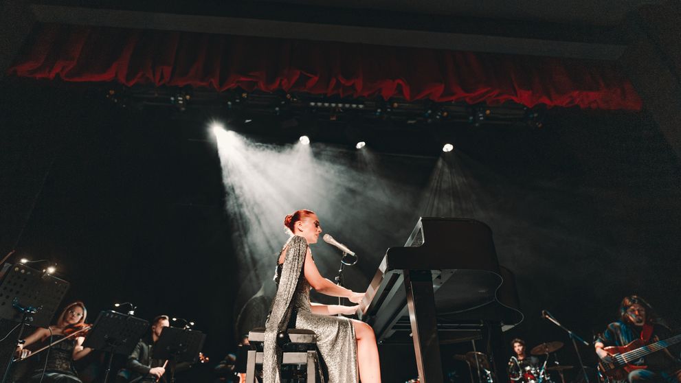 Leyah scrie un nou capitol în muzica românească – „Cinestezia Symphonic”, primul concert cinematic pop simfonic din România