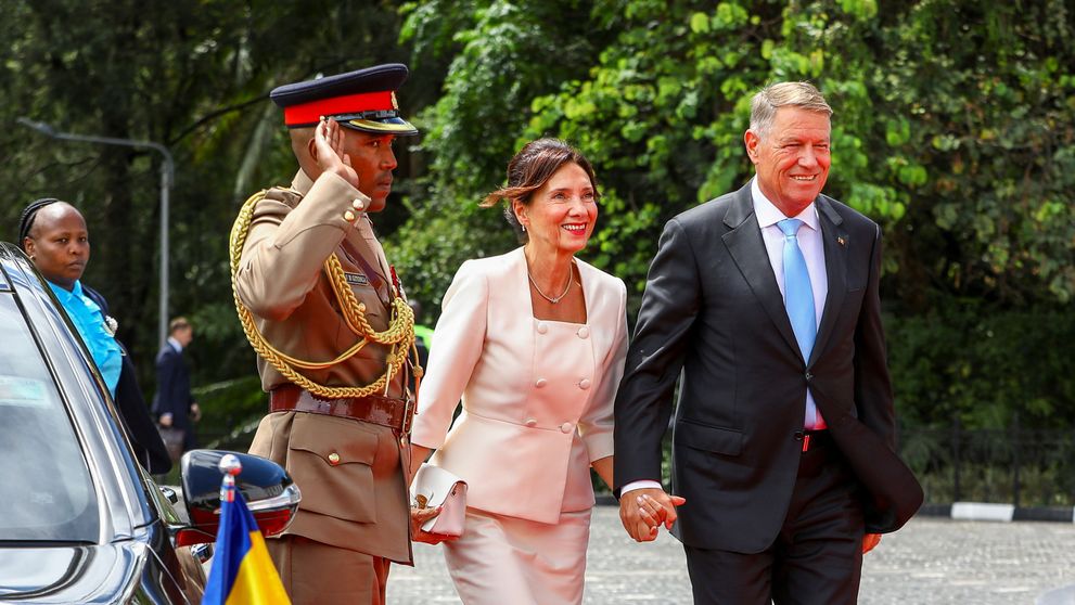 Cum s-a îmbrăcat Carmen Iohannis în vizita oficială din Kenya. Prima Doamnă a României a încălcat protocolul vestimentar