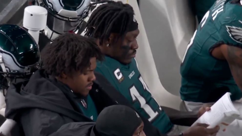 Un jucător din NFL a fost văzut citind o carte în timpul unui meci. Filmarea s-a viralizat, iar volumul e acum la mare căutare VIDEO