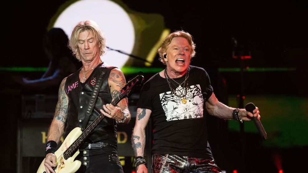Ținutele spectaculoase purtate de membrii trupei Guns N' Roses. Legendara trupă a concertat seara trecută în București