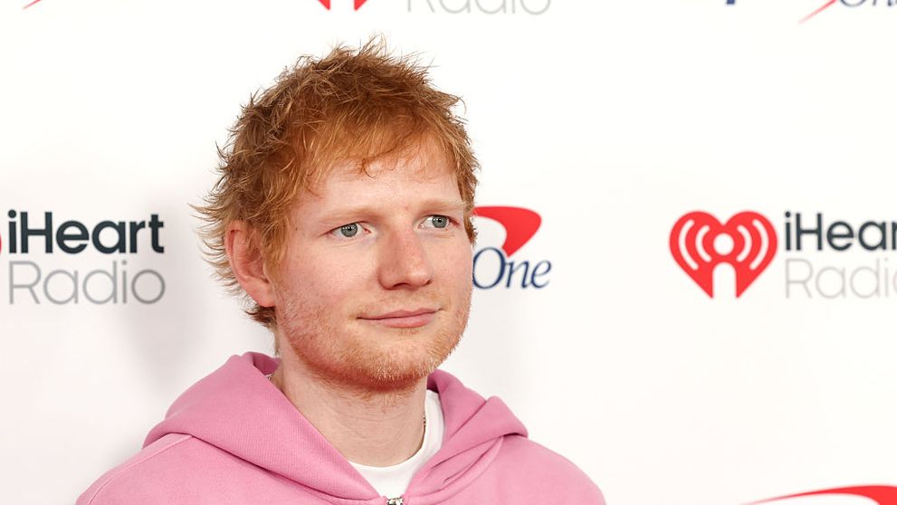 Ed Sheeran își arată abdomenul cu pătrățele. Artistul și-a schimbat stilul de viață, dar afirmă ironic: „În adâncul sufletului, sunt un fumător care mănâncă pizza și bea bere”