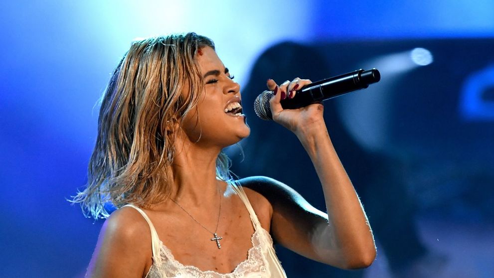 Selena Gomez nu mai arata asa. Vedeta si-a vopsit parul blond si a stralucit pe covorul rosul la AMA 2017