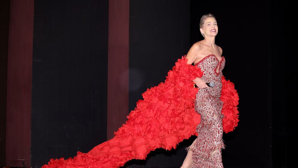 Sharon Stone, dovada vie că poți îmbătrâni frumos fără operații estetice! Actrița de 66 de ani, ravisantă pe covorul roșu de la Festivalul de Film de la Torino: „Singura divă de la Hollywood”