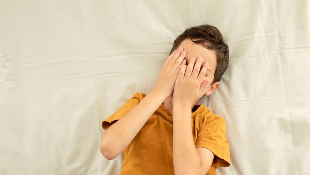 Incident de coșmar la o școală: 8 copii au fost spitalizaţi după ce colegii lor le-au pus lipici în ochi
