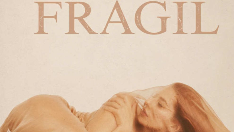 Lidia Buble lansează primul ei album – „Fragil”, un univers muzical intim și curajos