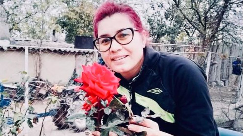 Elena, mamă a trei copii, a fost înjunghiată de soțul de care voia să divorțeze. Bărbatul a încercat să-și pună capăt zilelor după atac