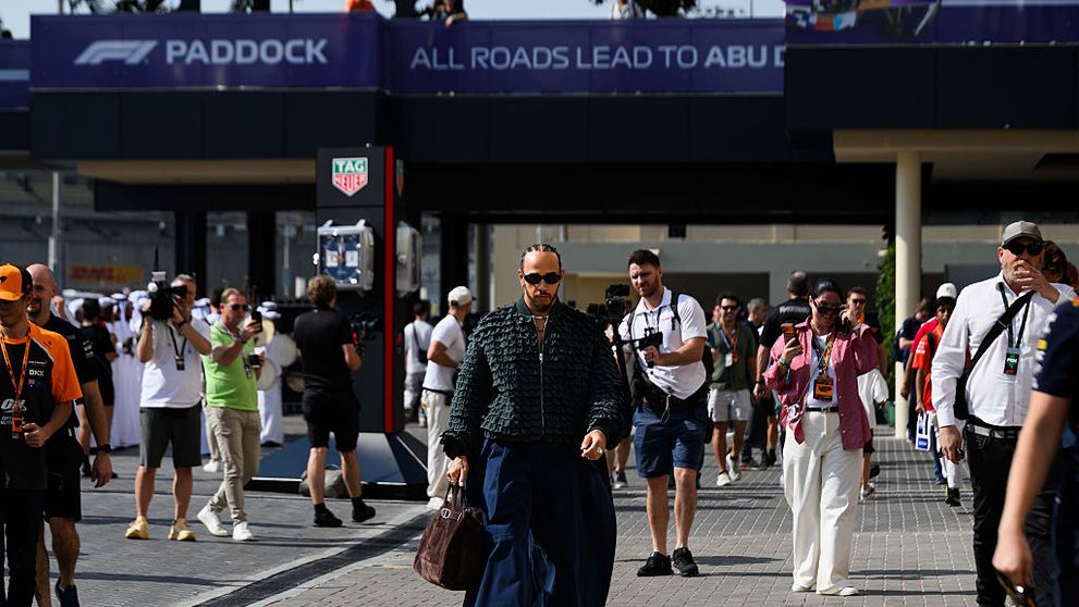 Unii spun că e campion absolut la stil, alții că are apariții ridicole! Cum a apărut Lewis Hamilton în paddock-ul din Abu Dhabi după cel mai slab sezon din carieră